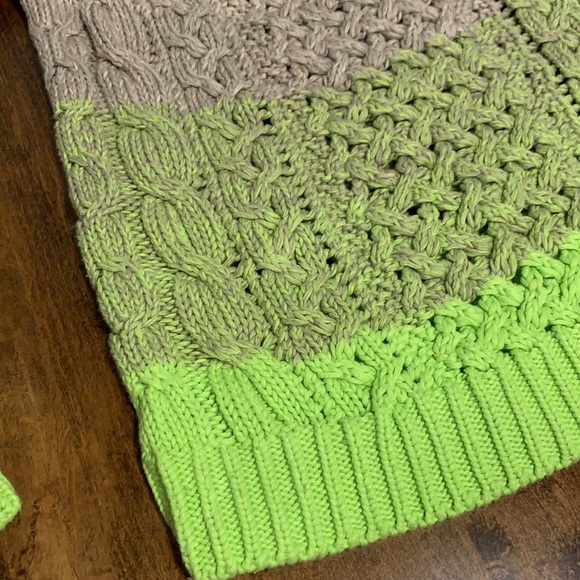 ✨ Add free to bundle! American Eagle ombré sweater. - Picture 4 of 5